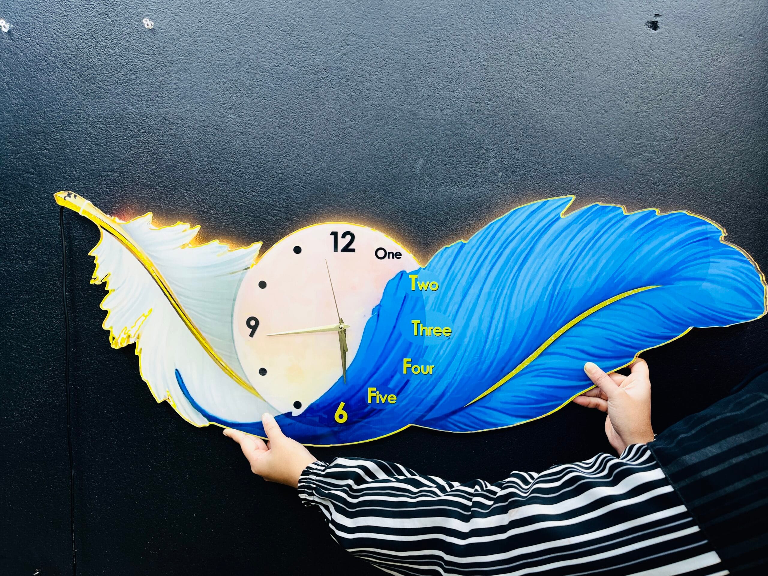 IMG_7942-scaled-1.jpg পাখির পালকের ঘড়ি -Premium Bird Feather Clock - Image 1